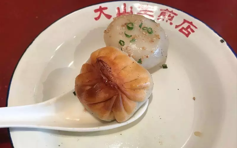 こんがりキツネ色の焼き小籠包！可愛いフォルムに熱々の肉汁がたっぷり 1枚目