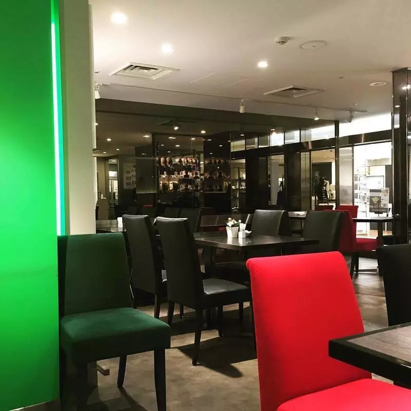 15. 池袋で有名なマンゴーパフェ!美しいスイーツが絶品のカフェ「カフェ コムサ」【駅直結】 1枚目