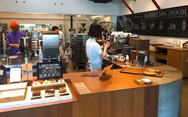 チョコレートを作っている過程を見るのも楽しみの1つ!メニューは時によって変動 2枚目