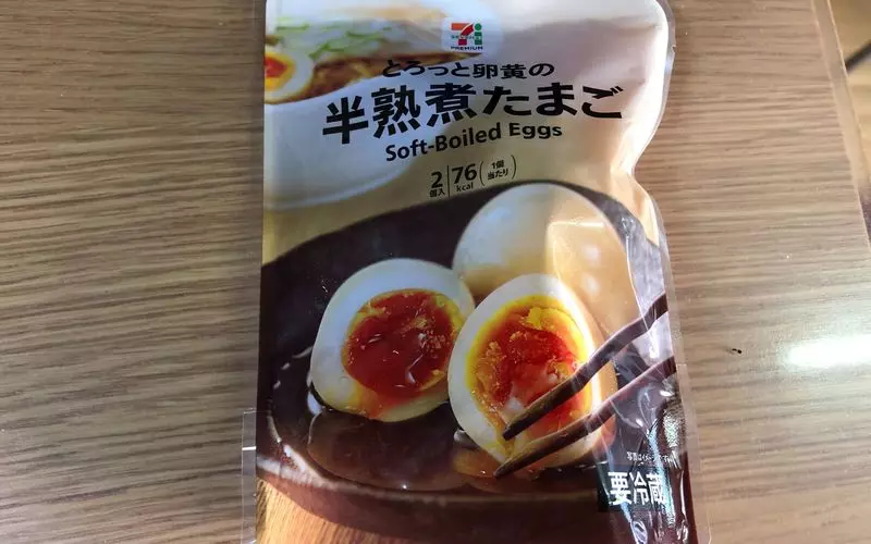 7. 中はとろとろ！醤油味にしっかり漬かった「7プレミアム 半熟煮たまご2個入」 1枚目