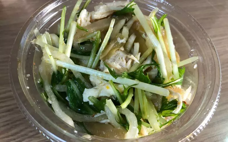 8. シャキシャキ食感がたまらないおつまみ「シャキシャキ野菜の蒸し鶏ザーサイ」 1枚目