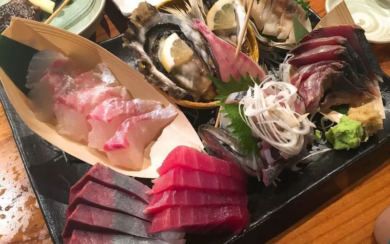 名物「刺身の盛り合わせ」のコスパが良すぎて話題! 1枚目
