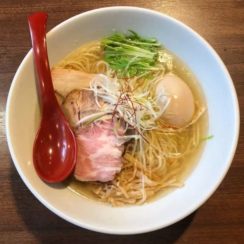 21. 新宿で行列必死の塩ラーメン「麺屋 翔 本店」 1枚目