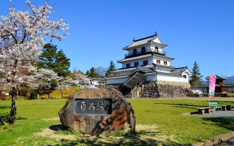 6. 宮城の歴史的観光名所！自然と融合した迫力ある木造建築「白石城」 1枚目