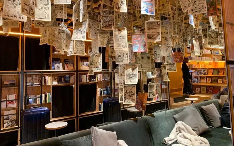 8. 新宿のブックカフェでまったりデート！おしゃれカフェも併設「BOOK AND BED TOKYO 新宿」 1枚目