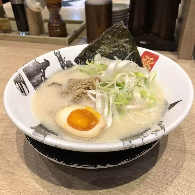 「塩豚神ラーメン」がおすすめ！替え玉はなんと食べ放題 1枚目
