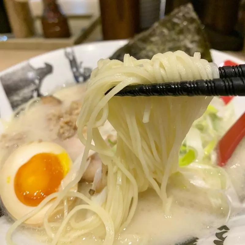 「塩豚神ラーメン」がおすすめ！替え玉はなんと食べ放題 2枚目
