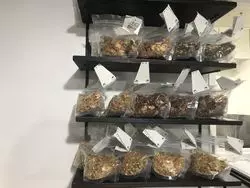 異色のコラボ、手作りグラノーラ×古本屋さん！？「井草ワニ園」
