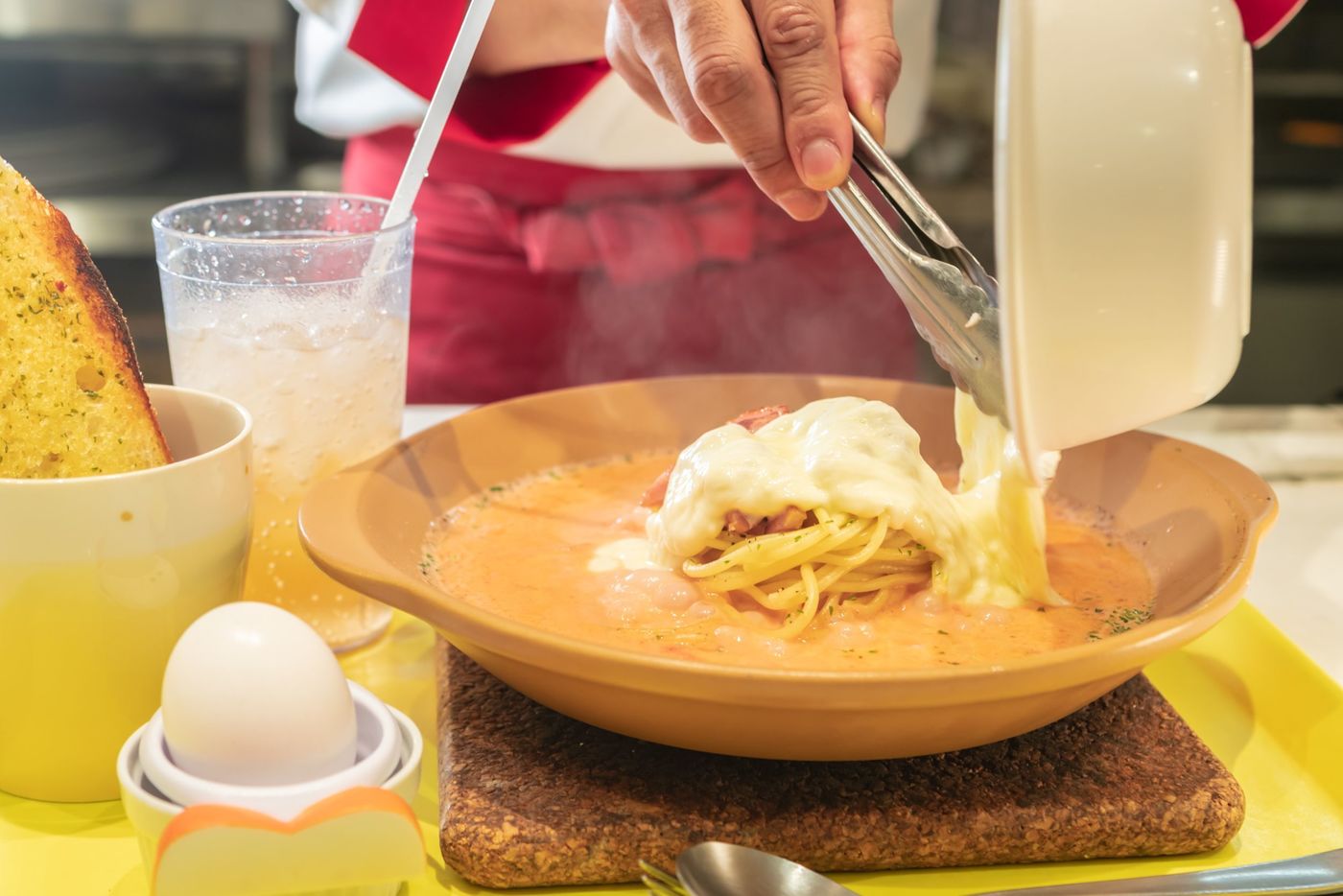 マリノ名物「パルメナーラ」とは？ぐつぐつ土鍋で提供されるもちもち生パスタのフードコート専門店の画像