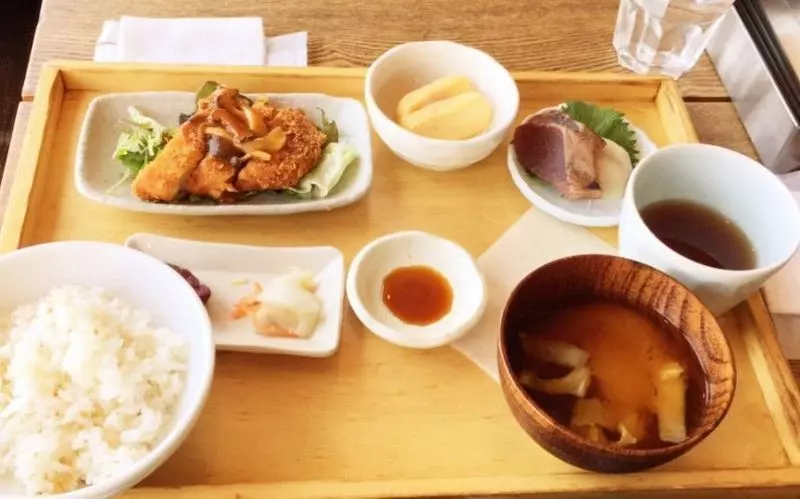 バランスの良い定食を￥1,000（税抜）で楽しめる 1枚目