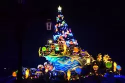 ディズニークリスマスがスタート☆あなたはショー派？乗り物派？