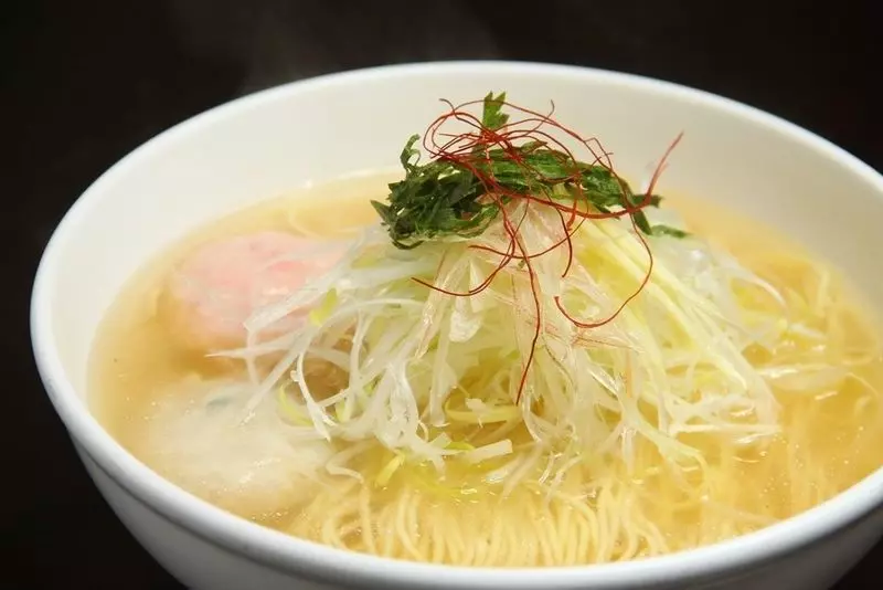 新宿のおすすめ和食ランチ12. 魚介ベースのスープを使用した和風ラーメン「麺屋海神」 1枚目