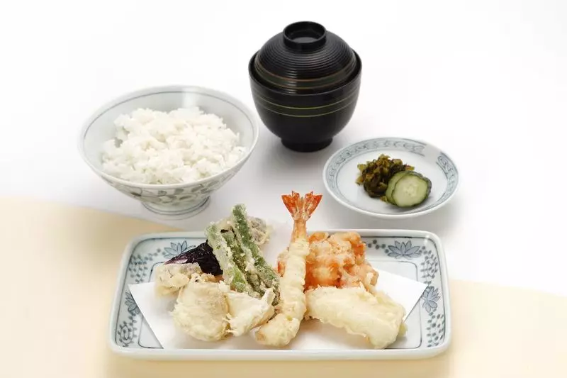 新宿のおすすめ和食ランチ14. 平日限定の天ぷら定食が人気!「天ぷら新宿つな八 総本店」 1枚目