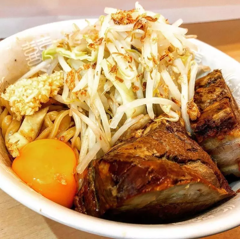 秋葉原でラーメンランチ5. 肉厚のチャーシューにかぶりつけ!「らーめん影武者」 1枚目