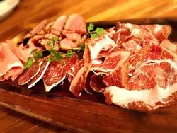 飯田橋駅近く！美味しいお肉と絶品チーズのお店♪