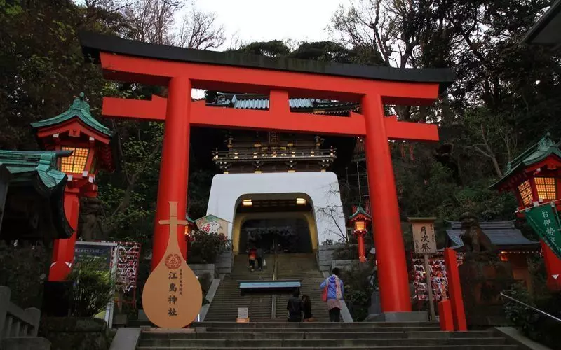 13. 神奈川の穴場神社！坂の上に佇む「江島神社」 1枚目