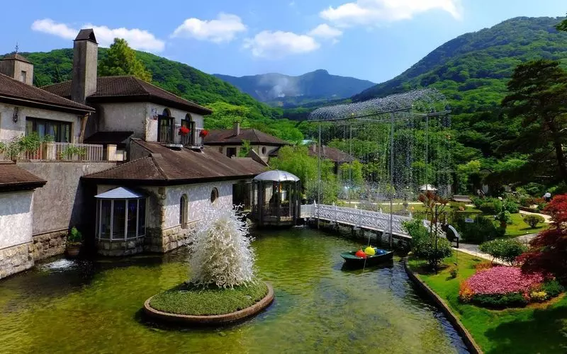 15. 繊細なアートがきらめく神奈川の観光スポット「箱根ガラスの森美術館」 1枚目
