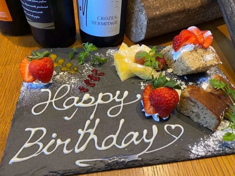 SNS映えする人気のスイーツ!記念日におすすめのデザートプレート 1枚目