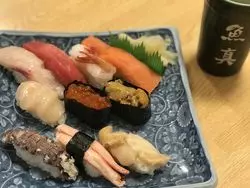 レトロな石造りの街、小樽で食べる新鮮なお寿司ランチ