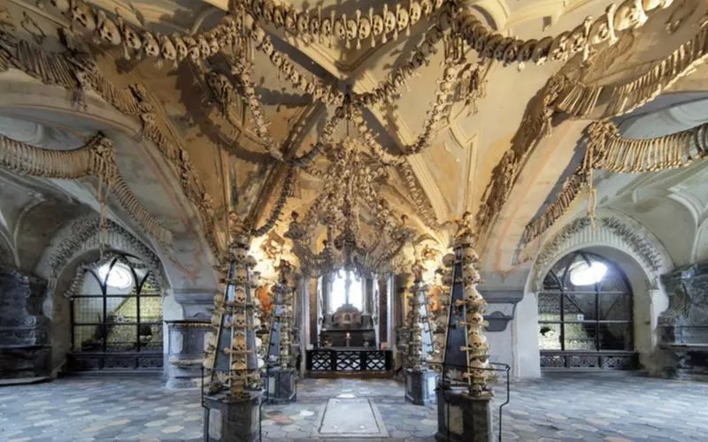 【チェコ観光】骨の教会！少し不気味なセドレツ納骨堂 1枚目