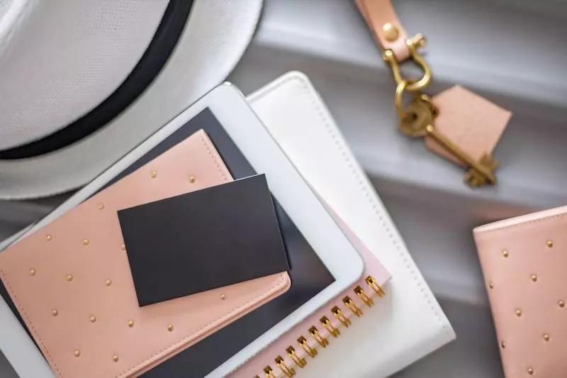 【予算1万円プレゼント】女友達が毎日使えるブランドファッション小物2選 1枚目