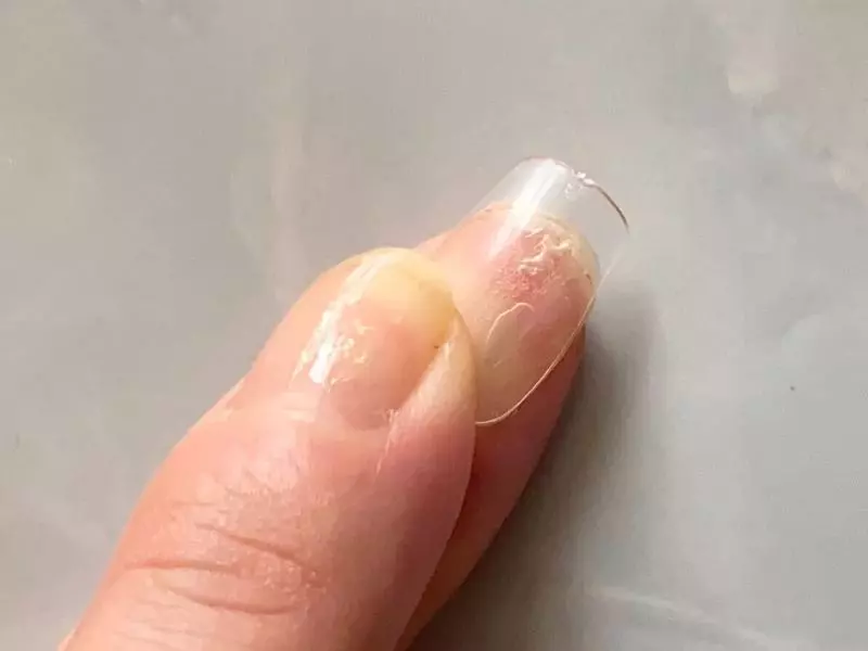 3. ネイルチップを根本からしっかり密着させる 1枚目