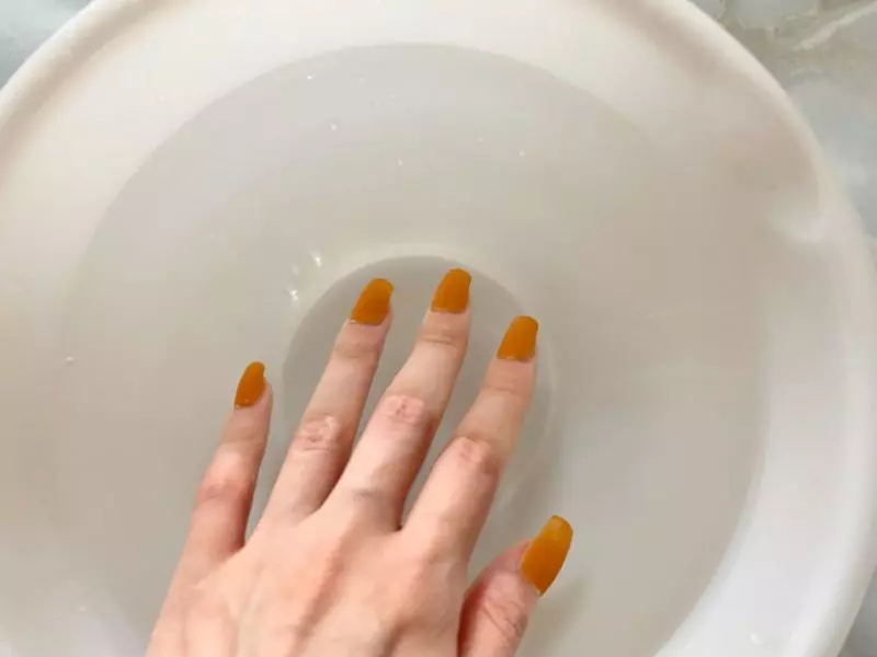 1. ボウルにお湯をはり指先を約2分ひたす 1枚目