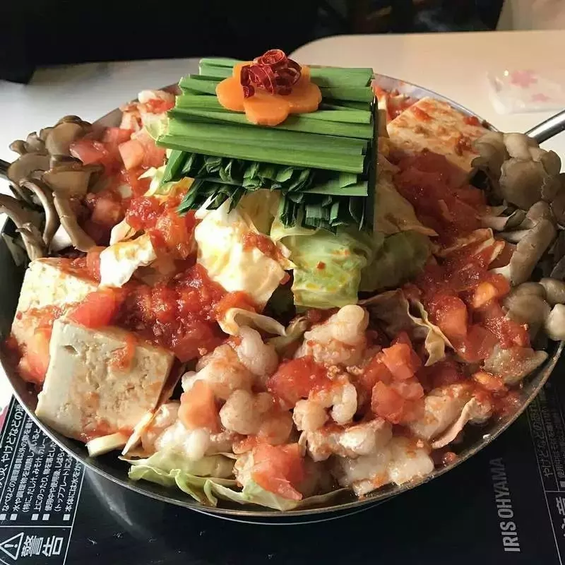 もつ×濃厚トマト!三味(333)の「元祖トマトもつ鍋」は箸が止まらないおいしさ 1枚目