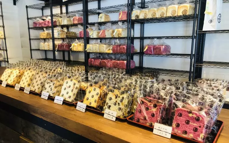 たくさんの種類の食パンがずらり! 2枚目