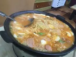 ソウルのプデチゲ専門店においしいプデチゲを食べに行こう！