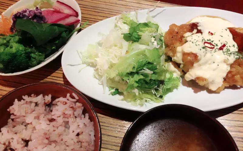 12. 下北沢で和食ランチ!新鮮サラダバーが魅力の定食屋「黒川食堂」 2枚目
