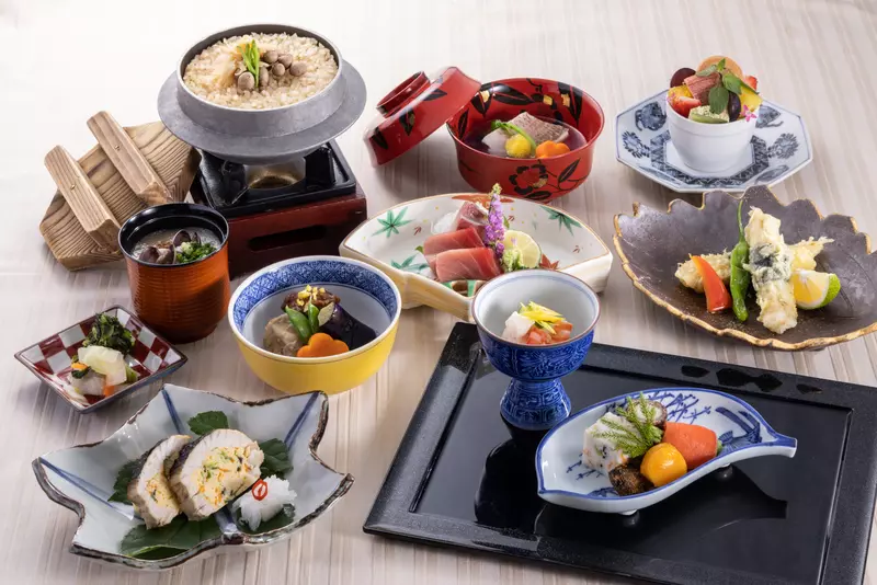 夕食は和洋中料理のブッフェや和会席料理に舌鼓！ 2枚目