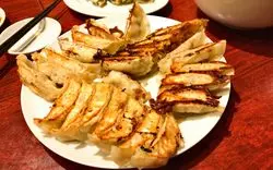 ワイワイ餃子を食べるなら「餃子の安亭」！コスパ◎の絶品中華♪