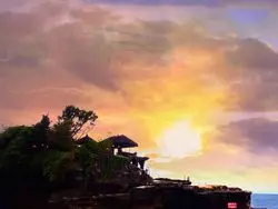 【バリ島】海に浮かぶ神秘の寺院で美しい夕日が見られる