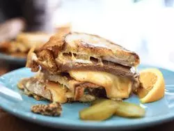 【大阪】豪快に牛肉をサンド♡鉄板で焼き上げるグリルサンドが話題！
