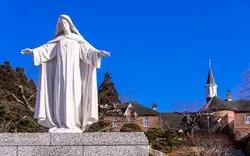 異国情緒溢れる観光地、函館の1度は見たい教会やグルメをご紹介♡