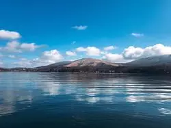 寒い時期でもポカポカ快適！ドーム船でワカサギ釣り in 山中湖