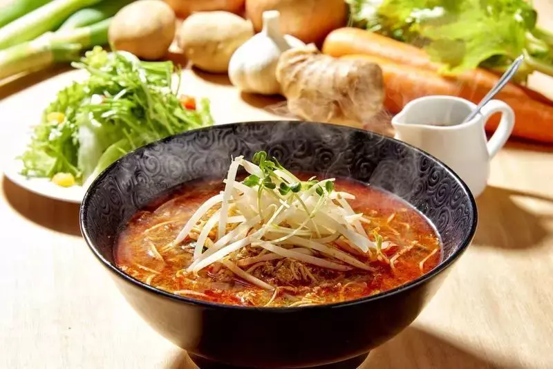 ピリっとした辛さがクセになる！三味（333）の「味噌辛めん」 1枚目