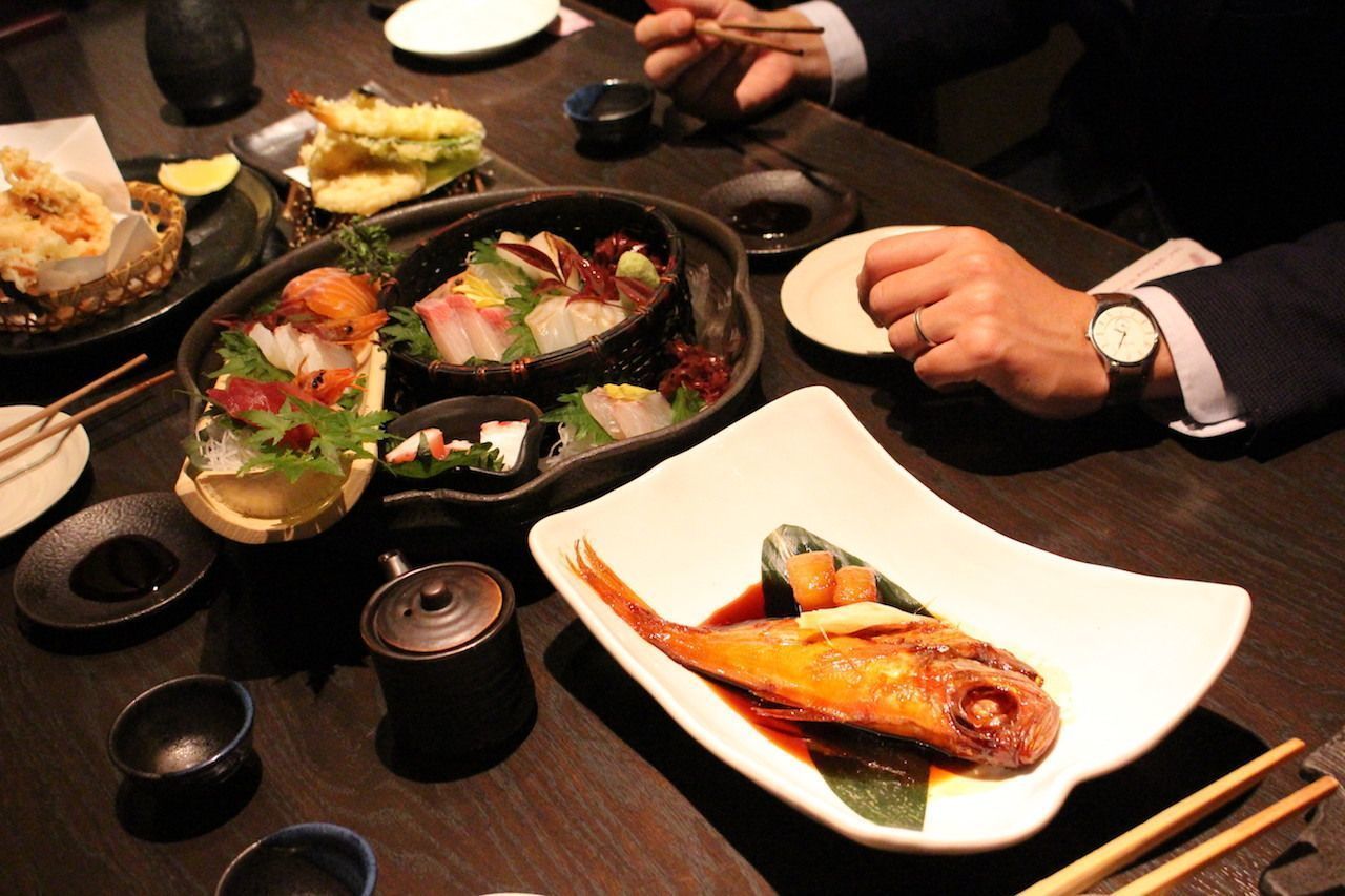 「東京魚河岸バル 吉今」の“吉今盛り”がアツ過ぎる。入れば常連になる秘密を体験の画像