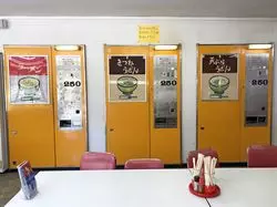 まるでタイムスリップ♪レトロな自販機が並ぶ【ドライブインダルマ】