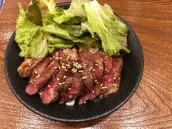 【大阪】肉バルでいただく絶品ステーキ丼♪