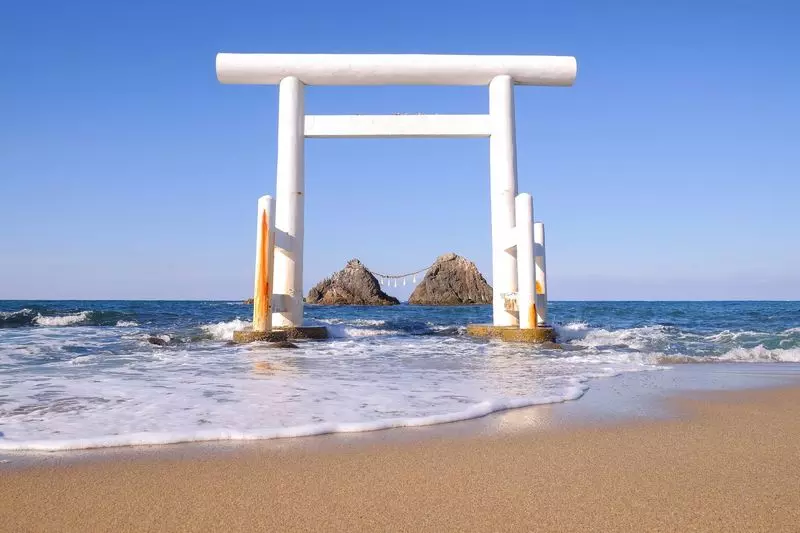 5. 福岡の人気ドライブスポット！鳥居と合わせて幻想的な情景を生み出す【桜井二見ヶ浦】 1枚目