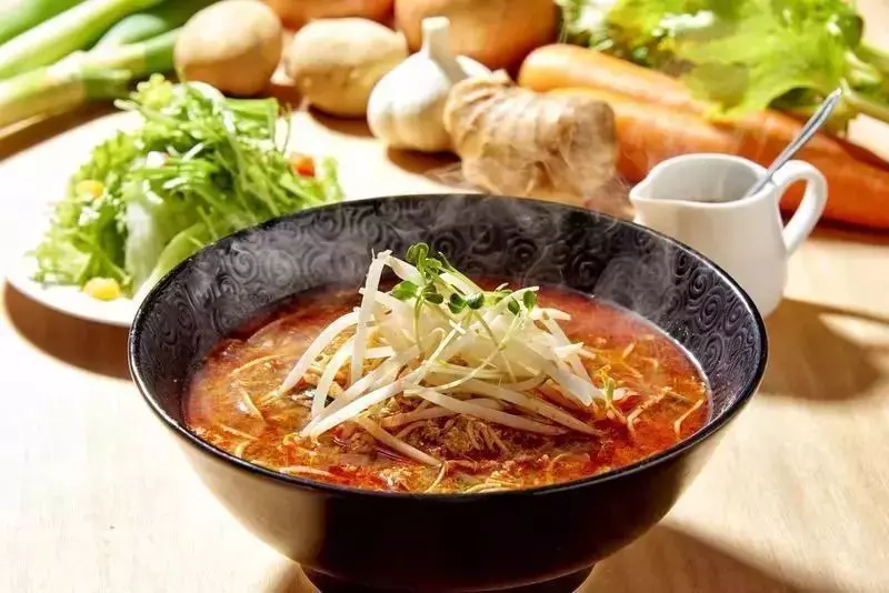 ピリっとした辛さがクセになる!三味(333)の「味噌辛めん」 1枚目