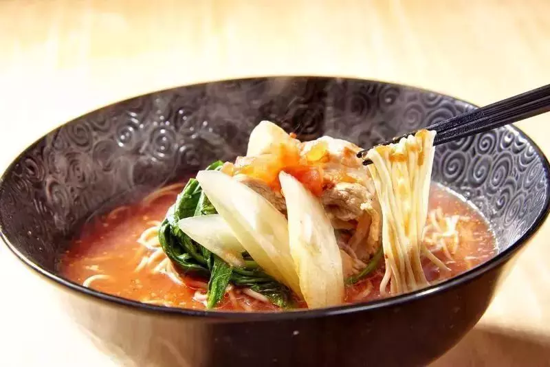 東京観光でおすすめのデリバリーは博多名物トマトラーメン『元祖トマトラーメンと辛麺と元祖トマトもつ鍋 三味（333）』PR 1枚目