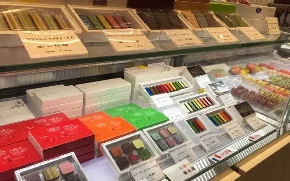 洗練されたチョコレートやマカロンをプレゼント♪ 1枚目