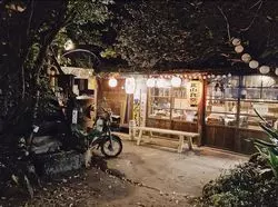 蛇口から泡盛！！「昭和レトロ」な雰囲気の居酒屋。沖縄今帰仁村