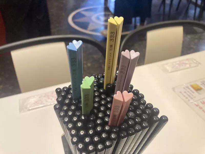 インスタ映えしそうなハート型のお箸！かわいいお箸でラーメンを味わおう 1枚目