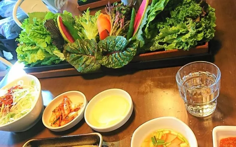 15種類の野菜で包んで食べるサムギョプサル 1枚目