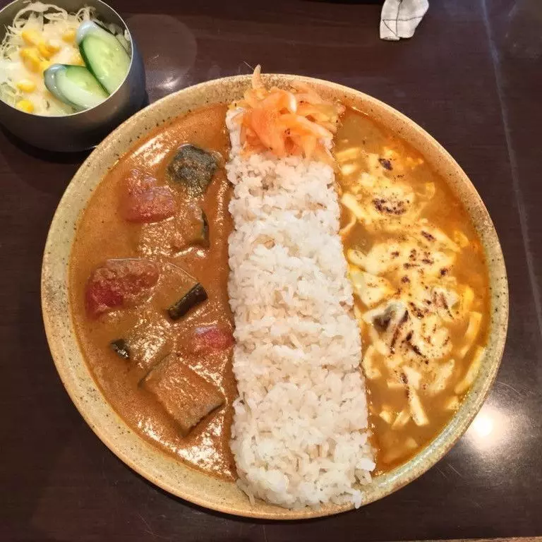 2種類のカレーを同時に楽しめる！	 1枚目