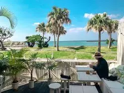 沖縄なのにまるでバリ島♪目の前ビーチの癒し空間カフェ